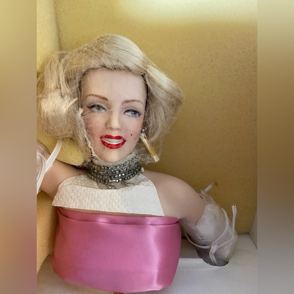 BNIB Franklin Mint Marilyn Monroe Porcelain Heritage Doll. - Picture 4 of 6